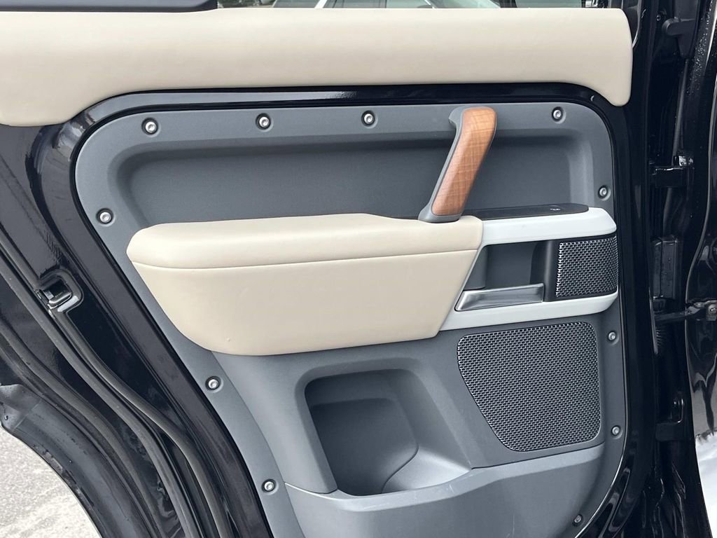 Used 2021 Land Rover Defender 110 X-Dynamic HSE image 21