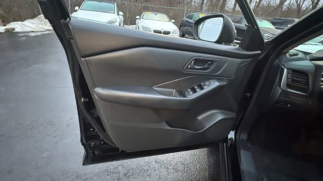 Used 2024 Nissan Rogue S image 10