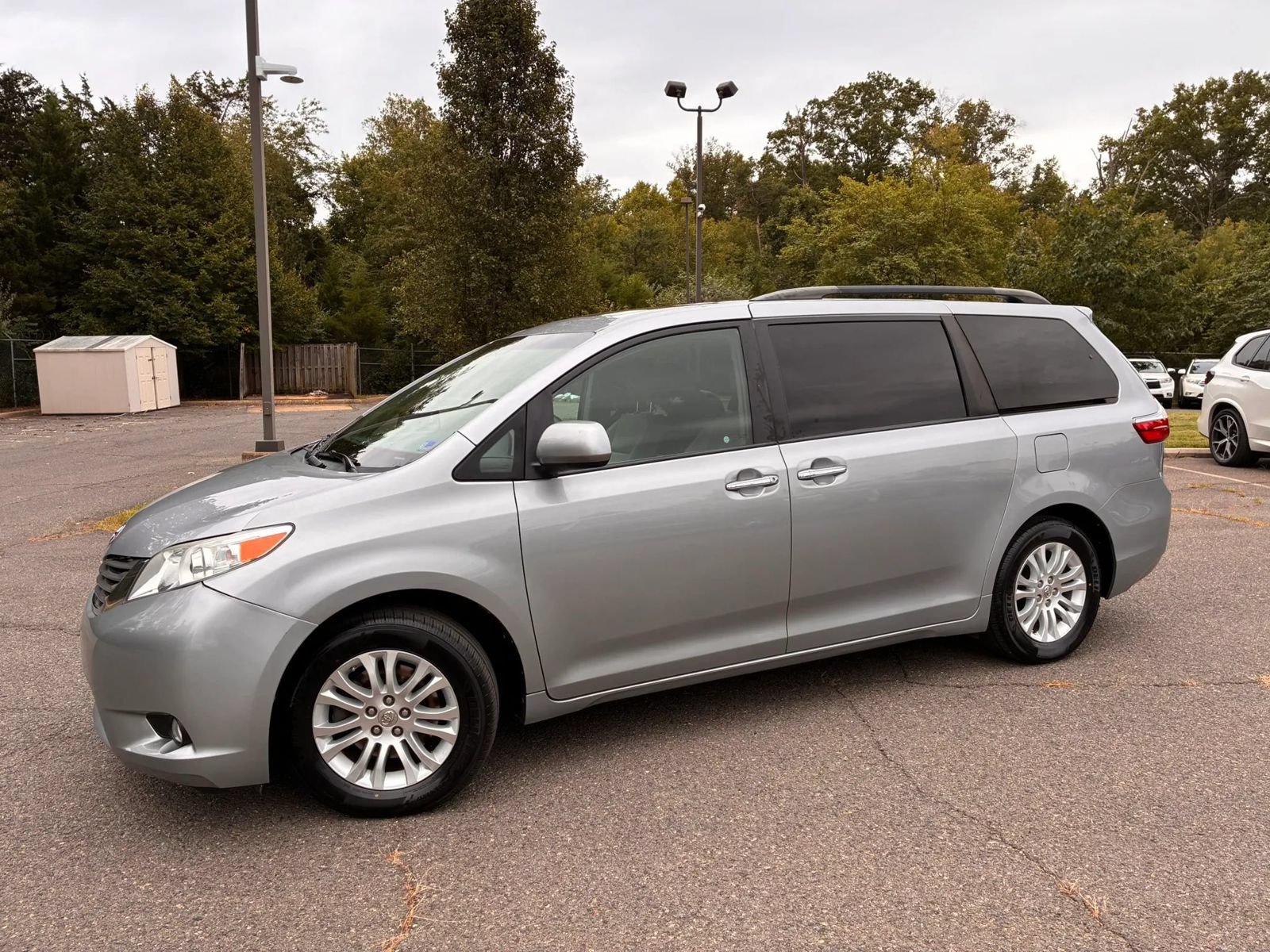 Used 2015 Toyota Sienna XLE FWD image 2