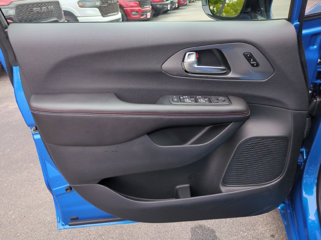 New 2027 Chrysler Pacifica Select FWD image 12