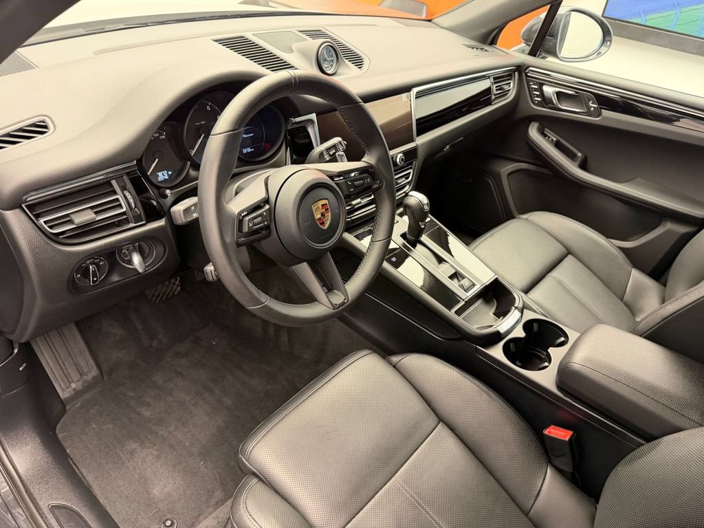Certified 2026 Porsche Macan AWD/4WD image 4