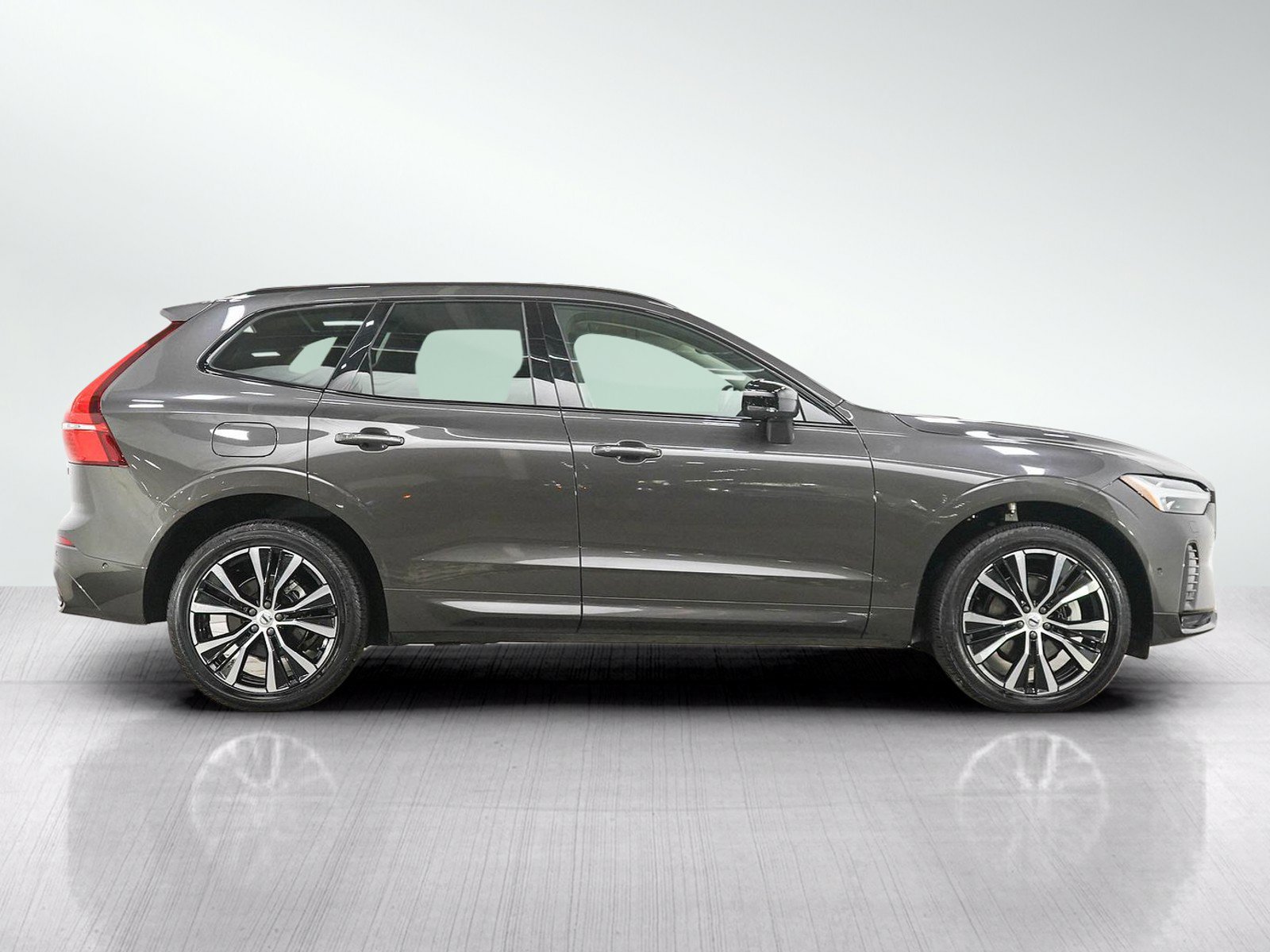 Used 2025 Volvo XC60 B5 Plus AWD/4WD image 6