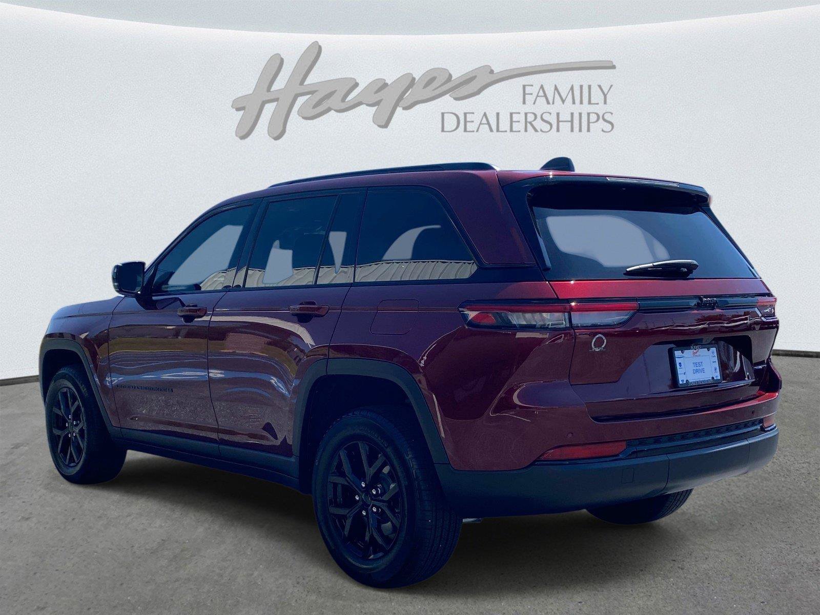 Used 2025 Jeep Grand Cherokee Altitude RWD image 7
