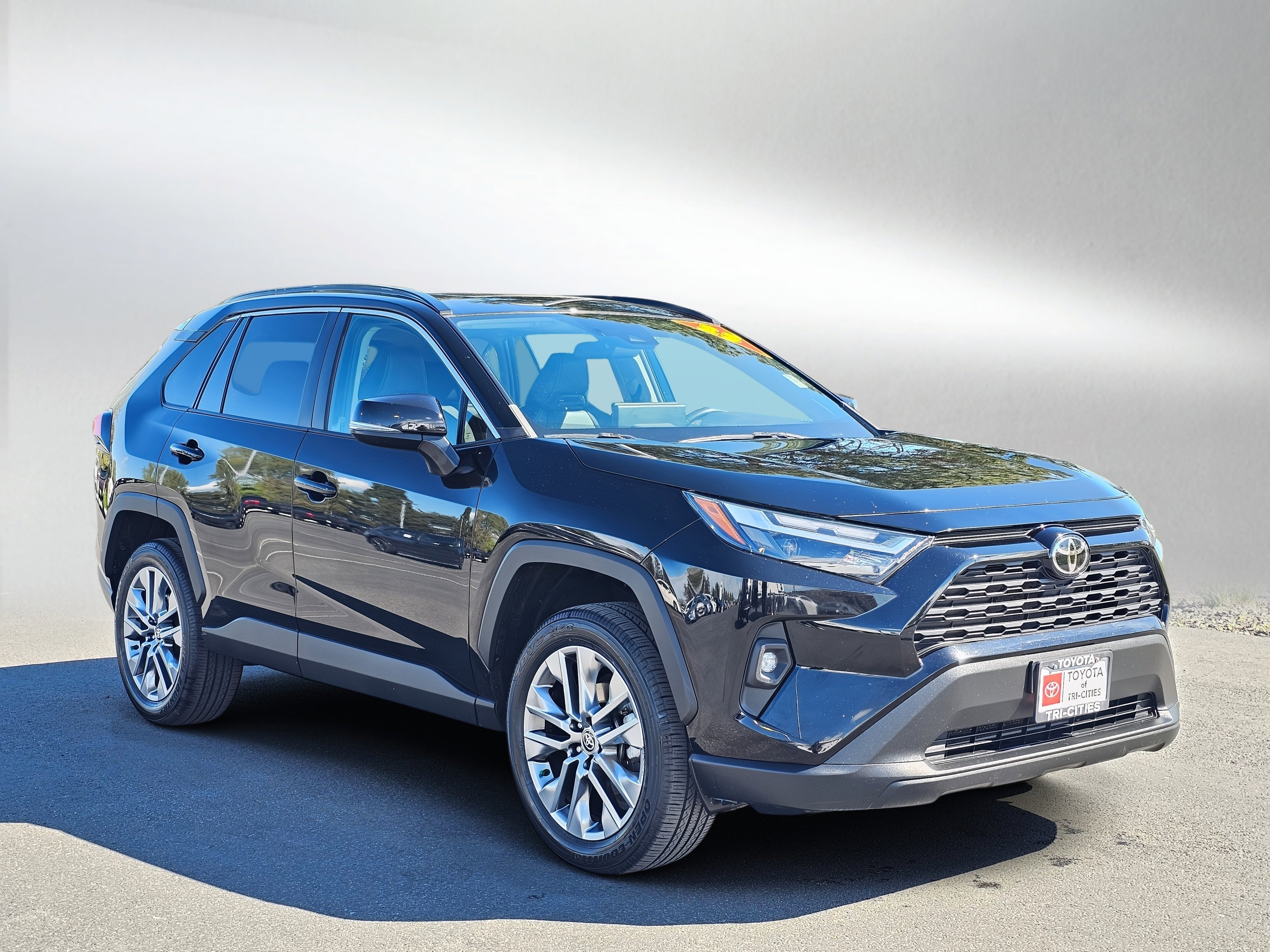 Used 2023 Toyota RAV4 XLE Premium image 7