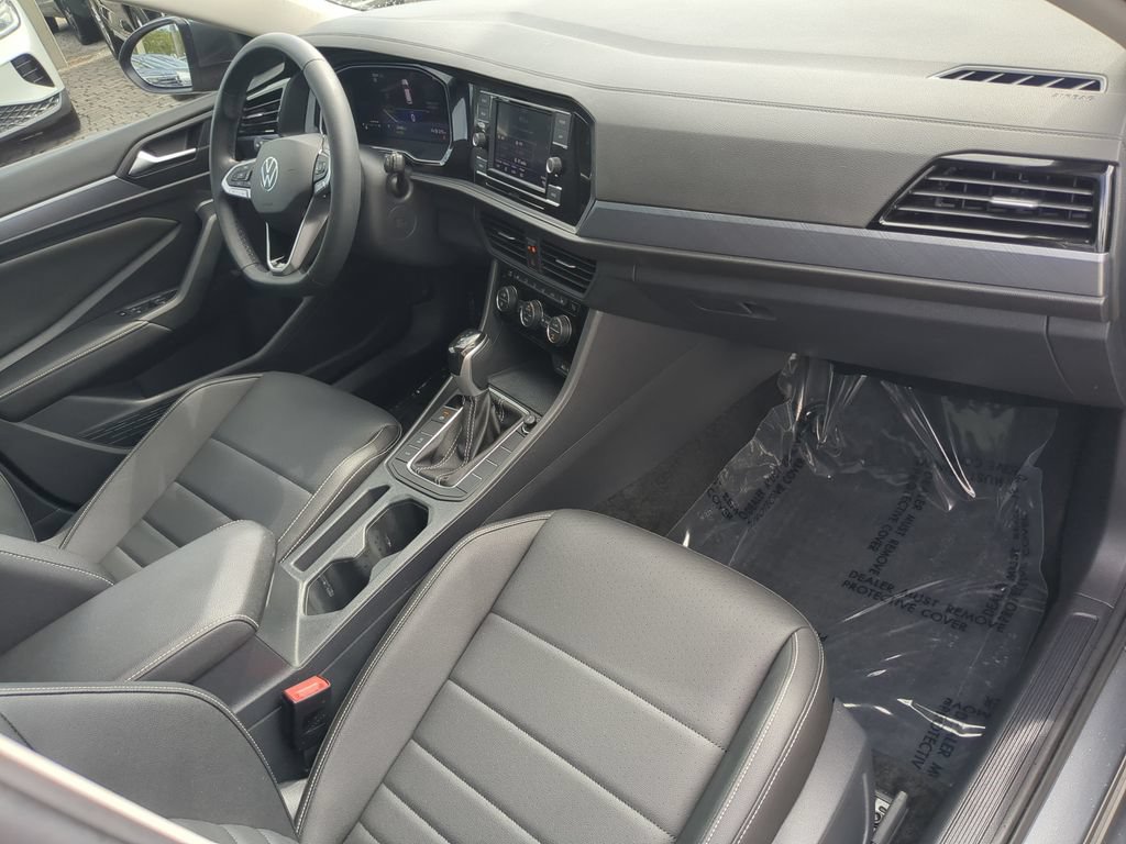 Used 2024 Volkswagen Jetta SE w/ Panoramic Sunroof Package FWD image 12