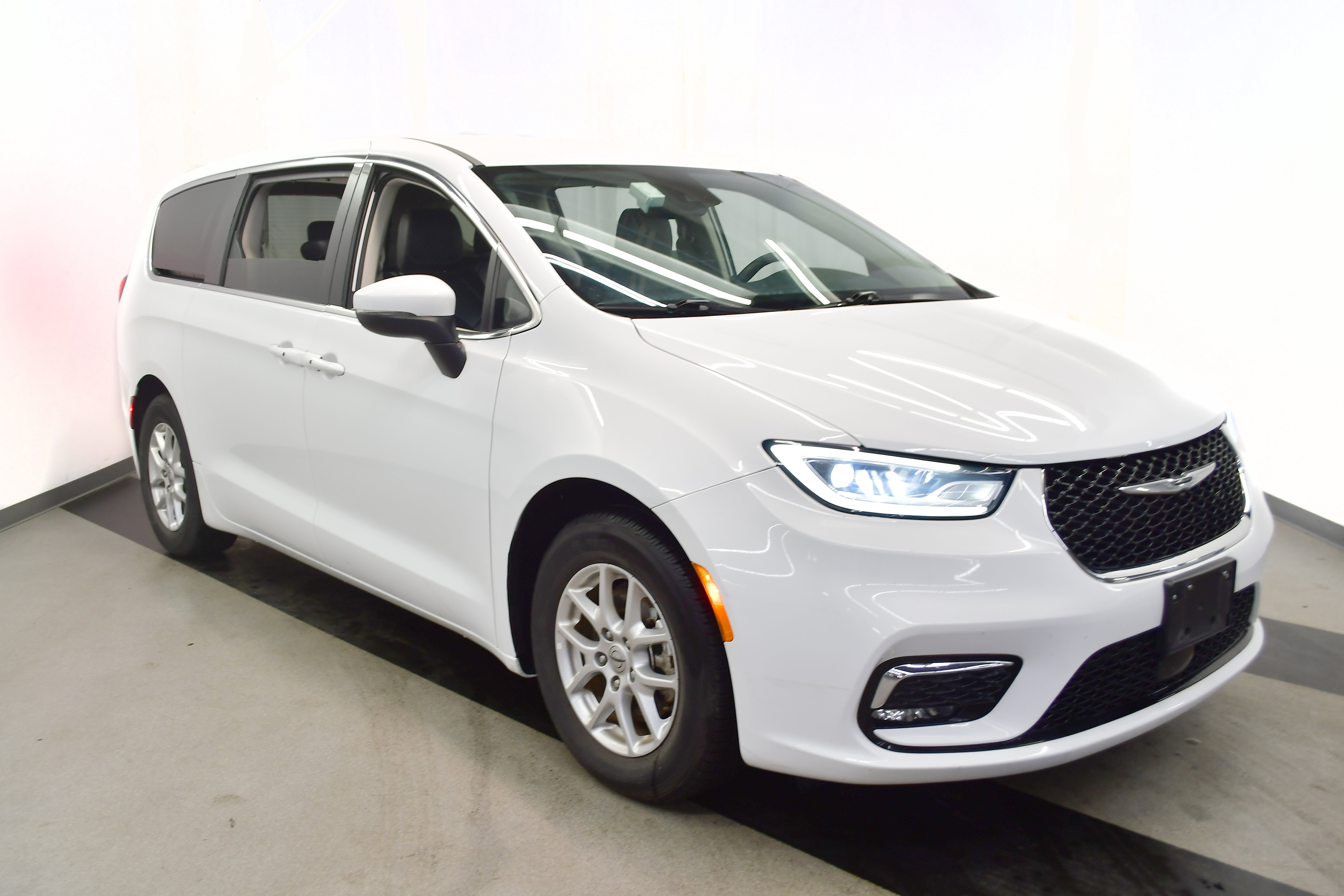 Used 2023 Chrysler Pacifica Touring-L image 3