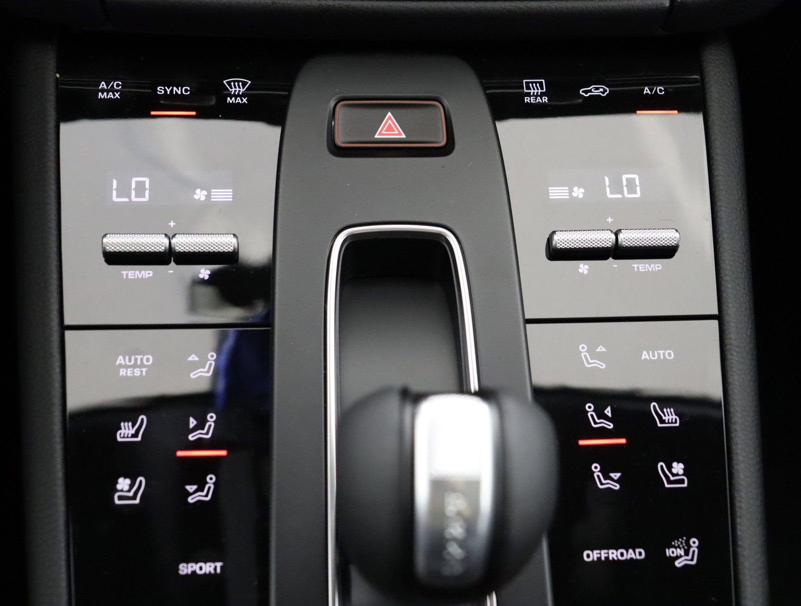 Certified 2025 Porsche Macan AWD/4WD image 35