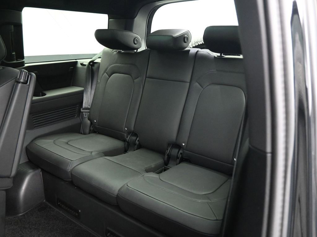 Used 2025 Land Rover Defender 130 X-Dynamic SE AWD/4WD image 7