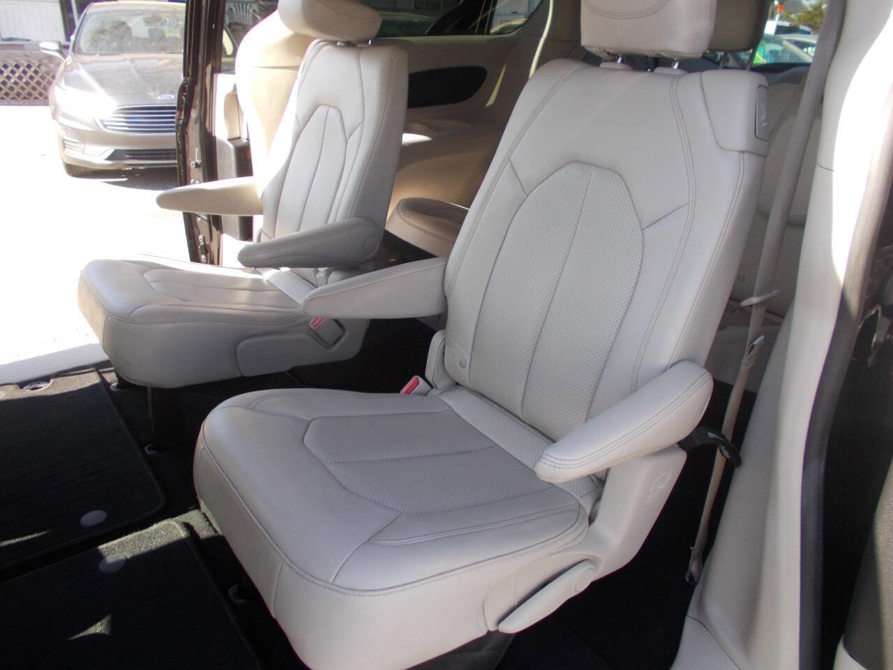 Used 2021 Chrysler Voyager Lxi image 6
