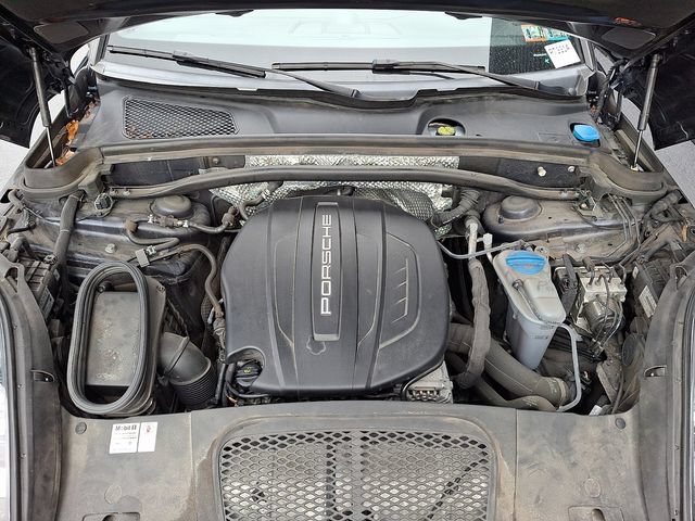 Certified 2018 Porsche Macan AWD/4WD image 32