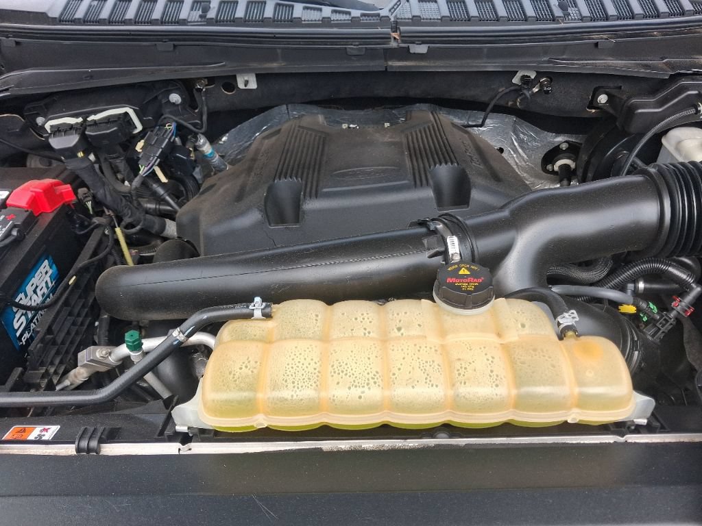 Used 2018 Ford Expedition XLT w/ Equipment Group 202A AWD/4WD image 17