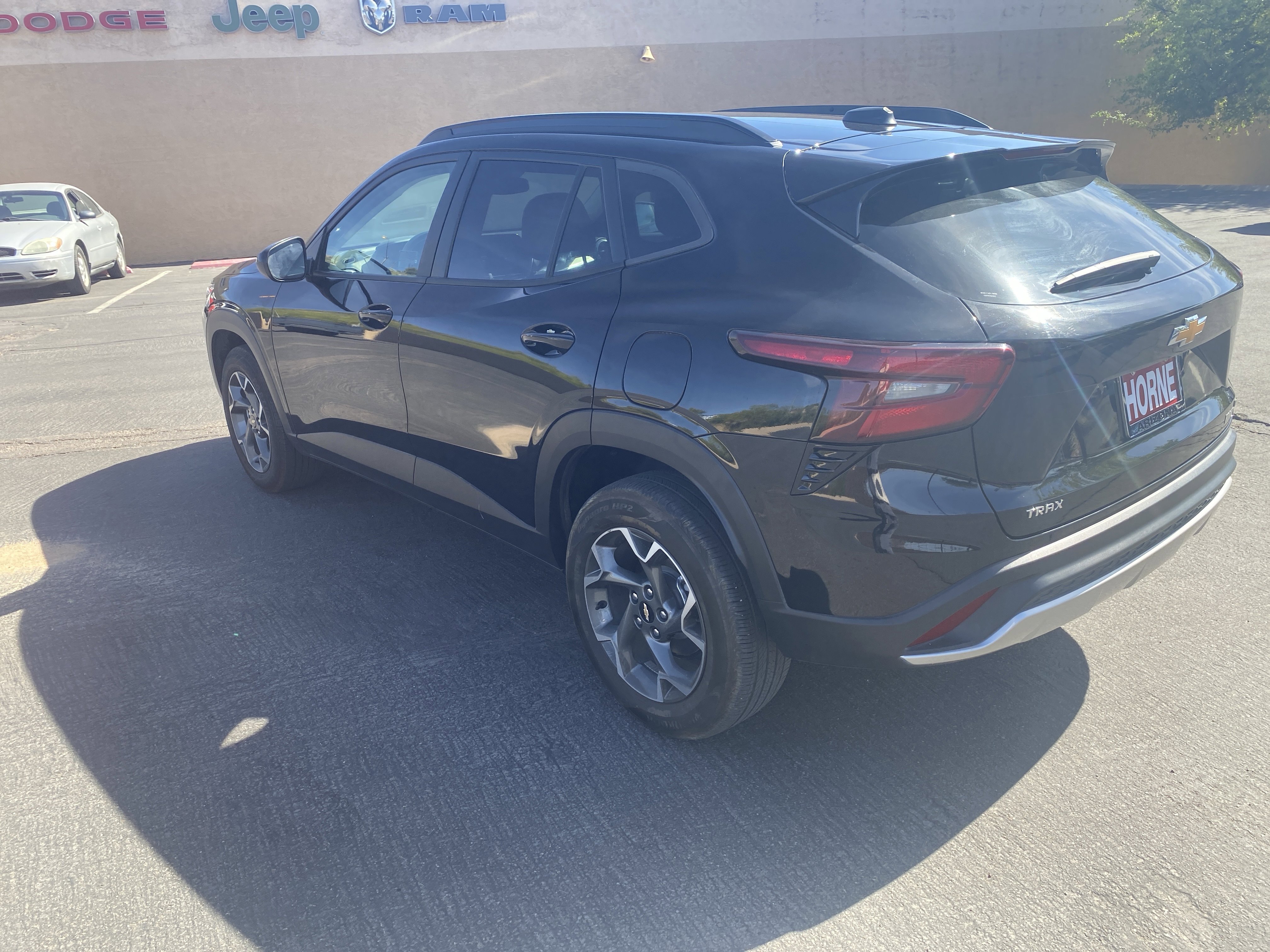 Used 2024 Chevrolet Trax LT FWD image 2