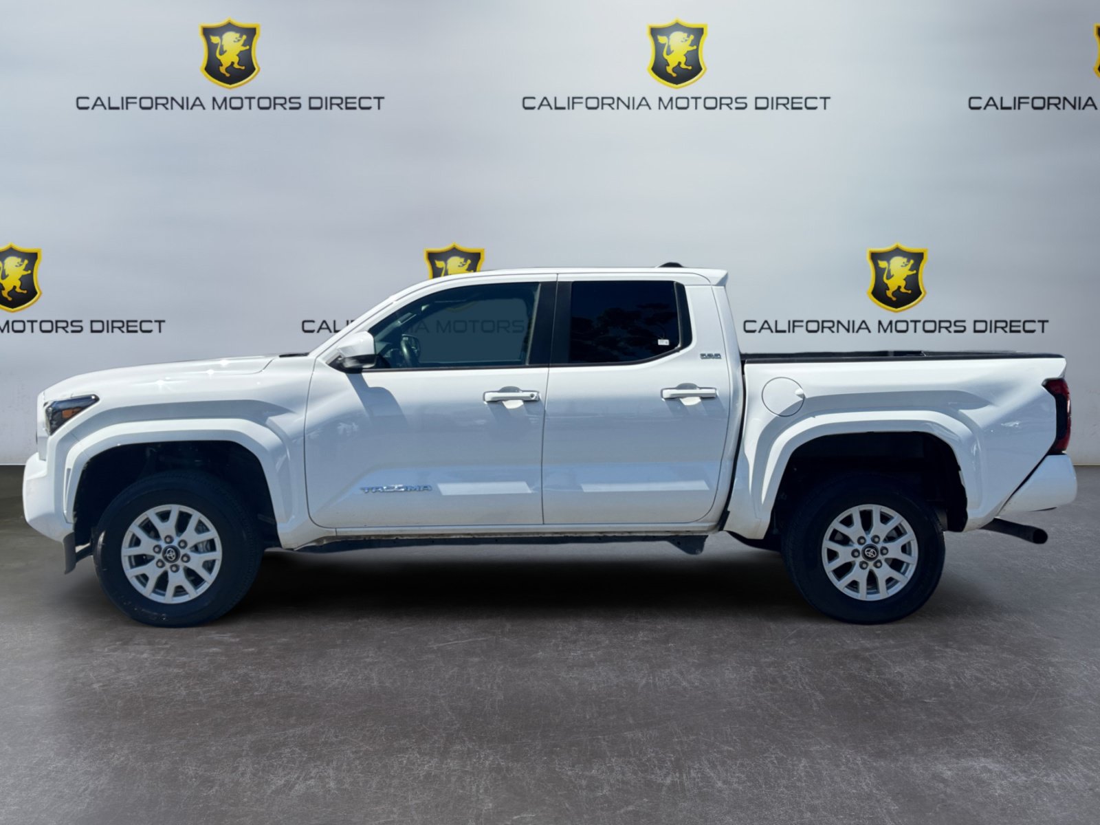 Used 2025 Toyota Tacoma SR5 AWD/4WD image 2