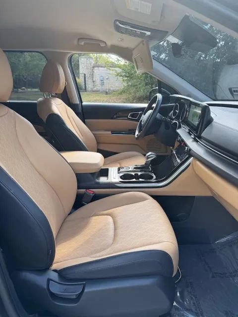 Used 2024 Kia Carnival EX image 15