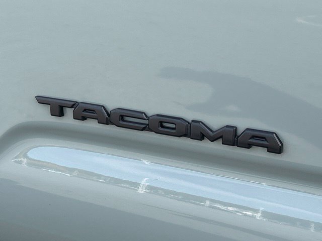 Used 2022 Toyota Tacoma TRD Sport w/ TRD Premium Sport Package AWD/4WD image 11