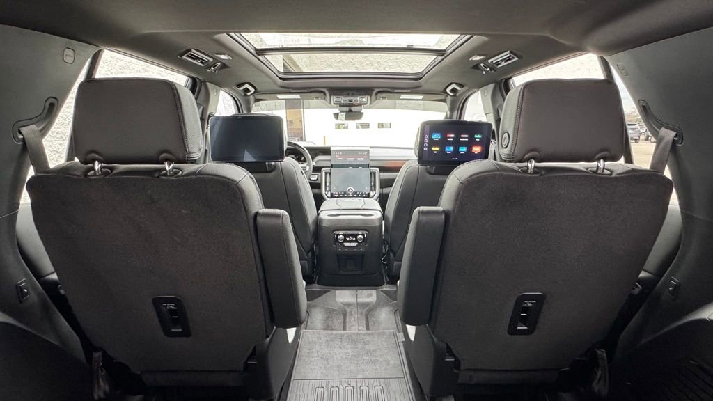 Used 2025 GMC Yukon Denali w/ Advanced Technology Package image 9