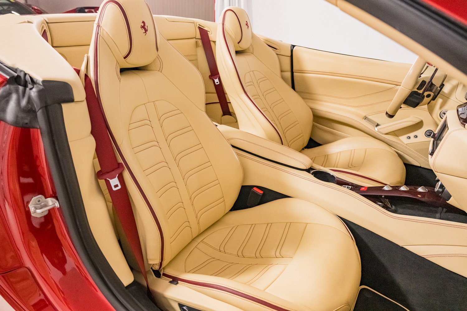 Used 2015 Ferrari California T RWD image 46
