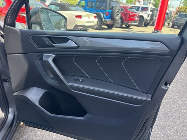 Used 2024 Volkswagen Tiguan SE AWD/4WD image 32