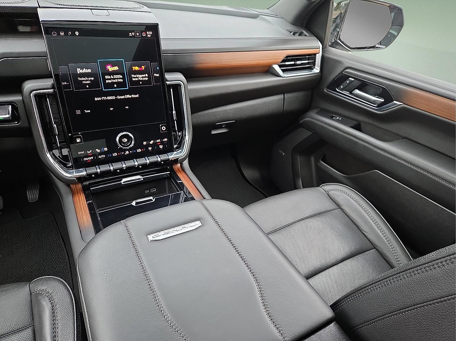 Used 2025 GMC Yukon Denali w/ Sun & Power Step Package AWD/4WD image 13