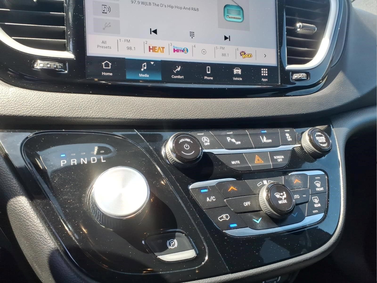 Used 2025 Chrysler Pacifica Select FWD image 16