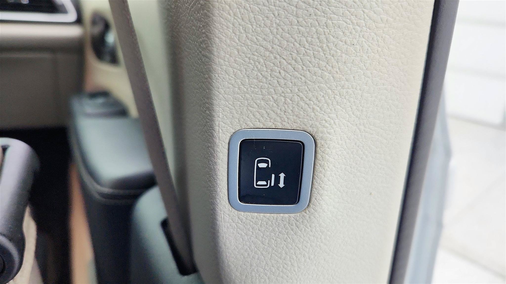 Used 2024 Chrysler Pacifica Touring-L FWD image 22