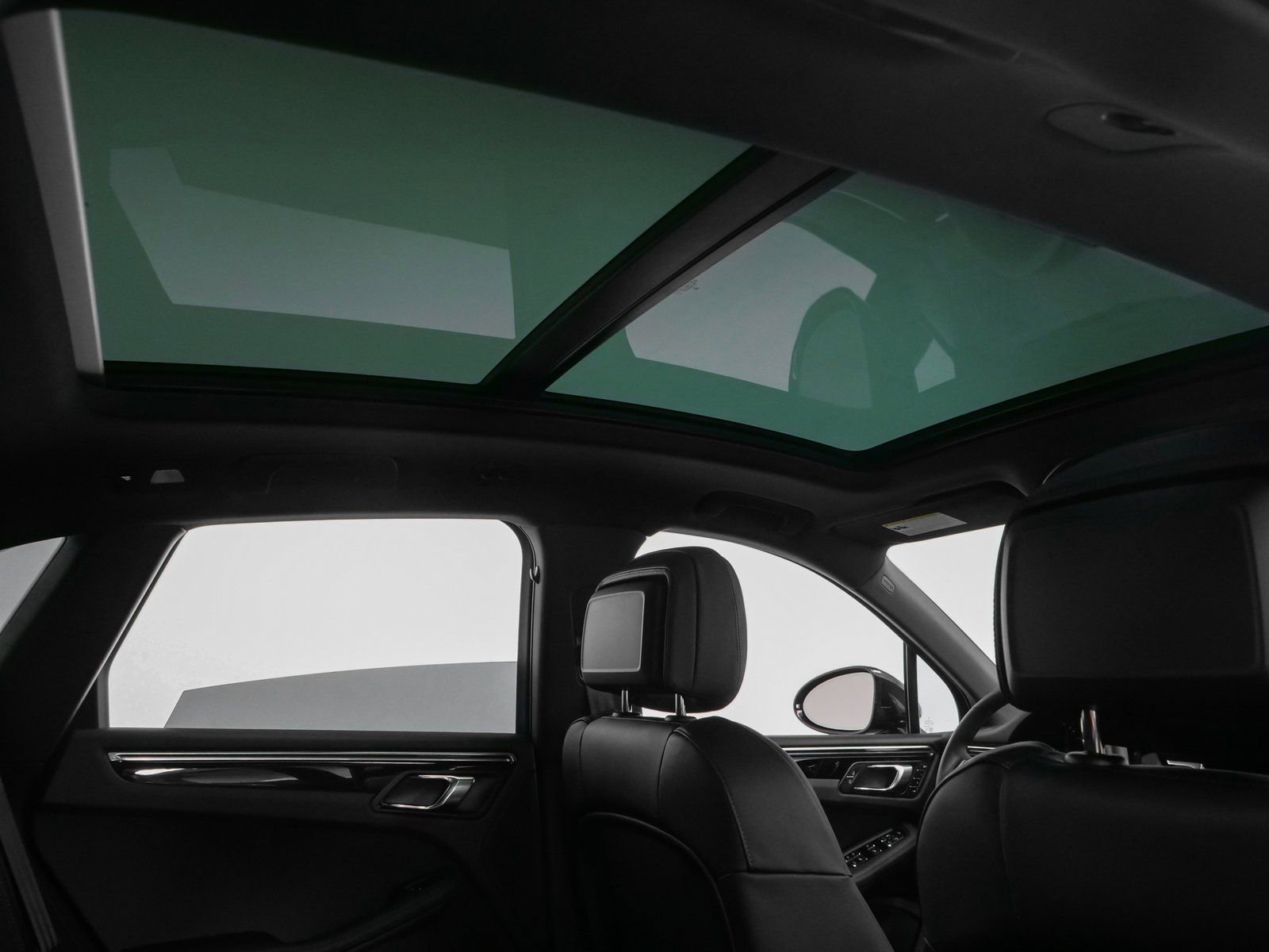 Certified 2025 Porsche Macan AWD/4WD image 25