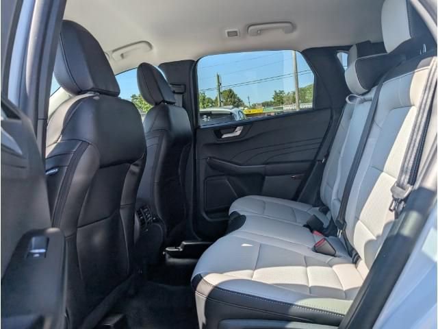 New 2025 Ford Escape SE image 32
