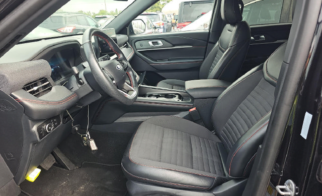 Used 2025 Ford Explorer ST-Line w/ ST-Line Street Pack AWD/4WD image 4