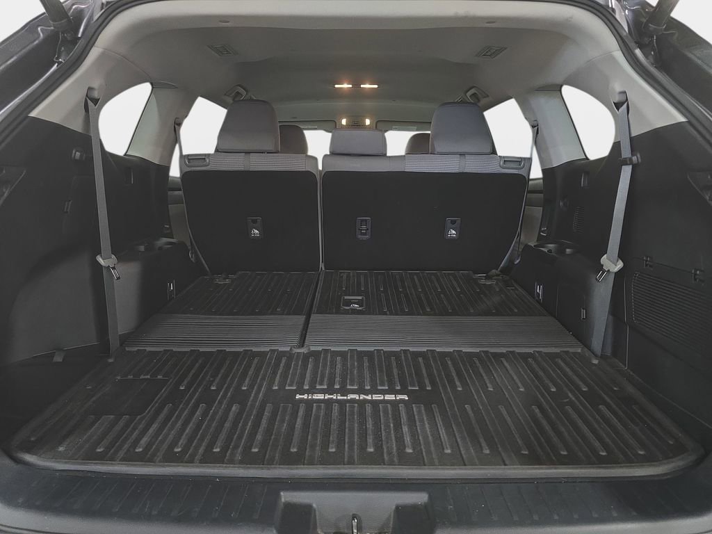 Used 2022 Toyota Highlander LE image 28