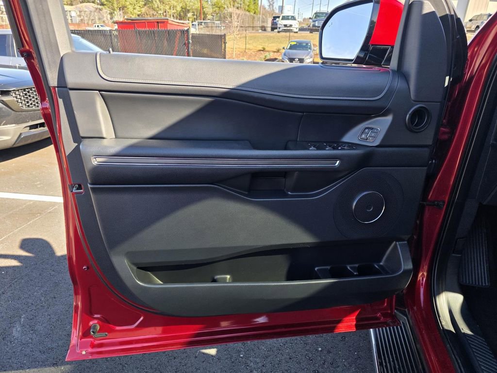 Used 2022 Ford Expedition XLT image 11