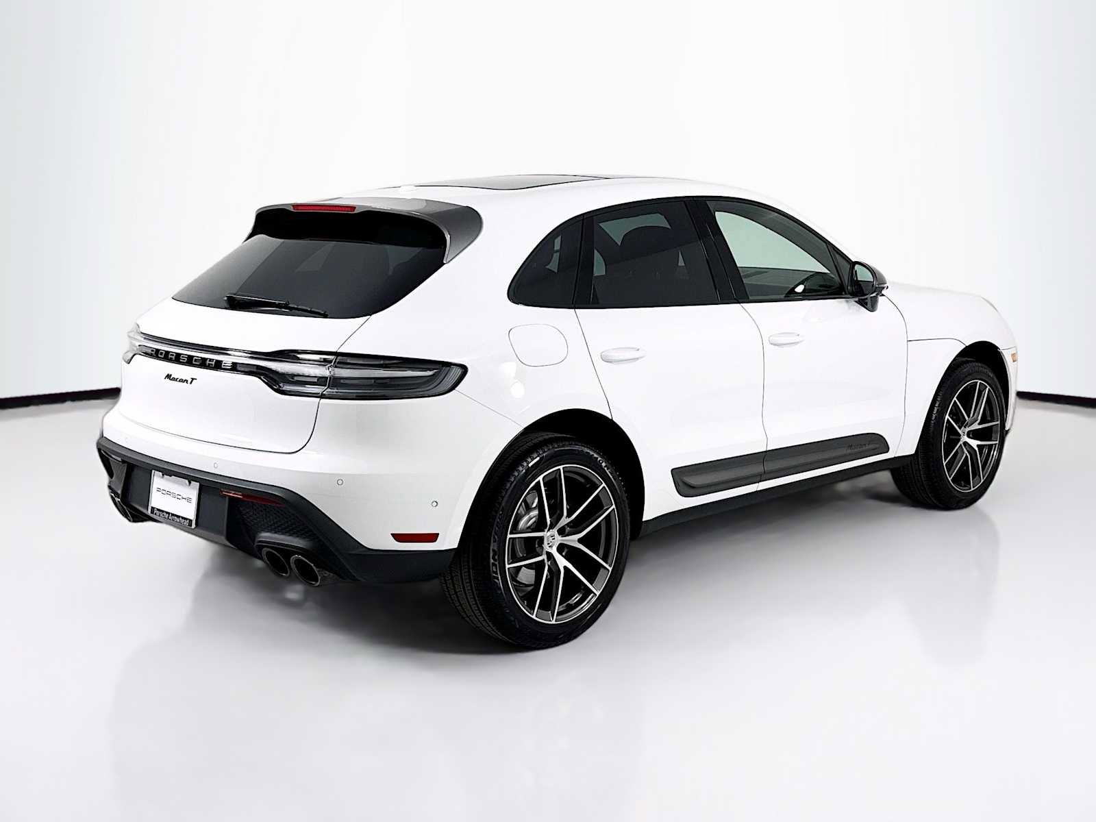 Certified 2025 Porsche Macan T image 9