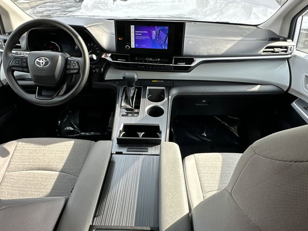 Used 2025 Toyota Sienna LE image 9