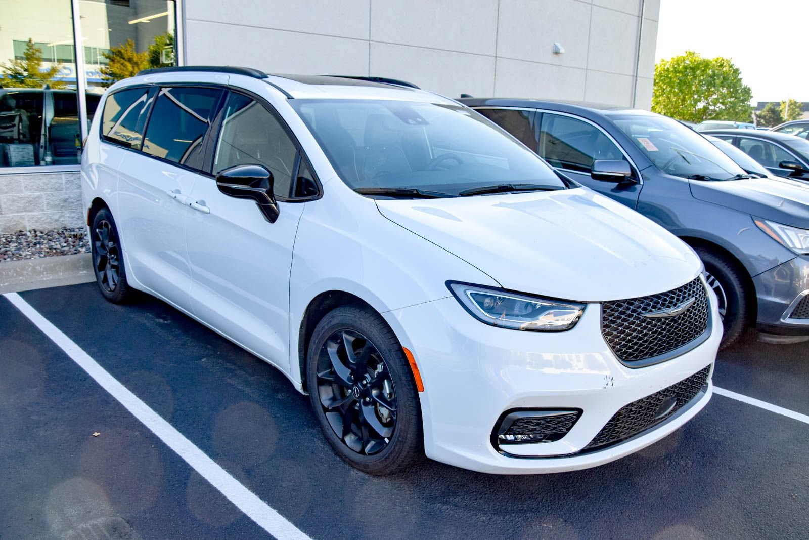 Used 2025 Chrysler Pacifica Limited FWD image 14