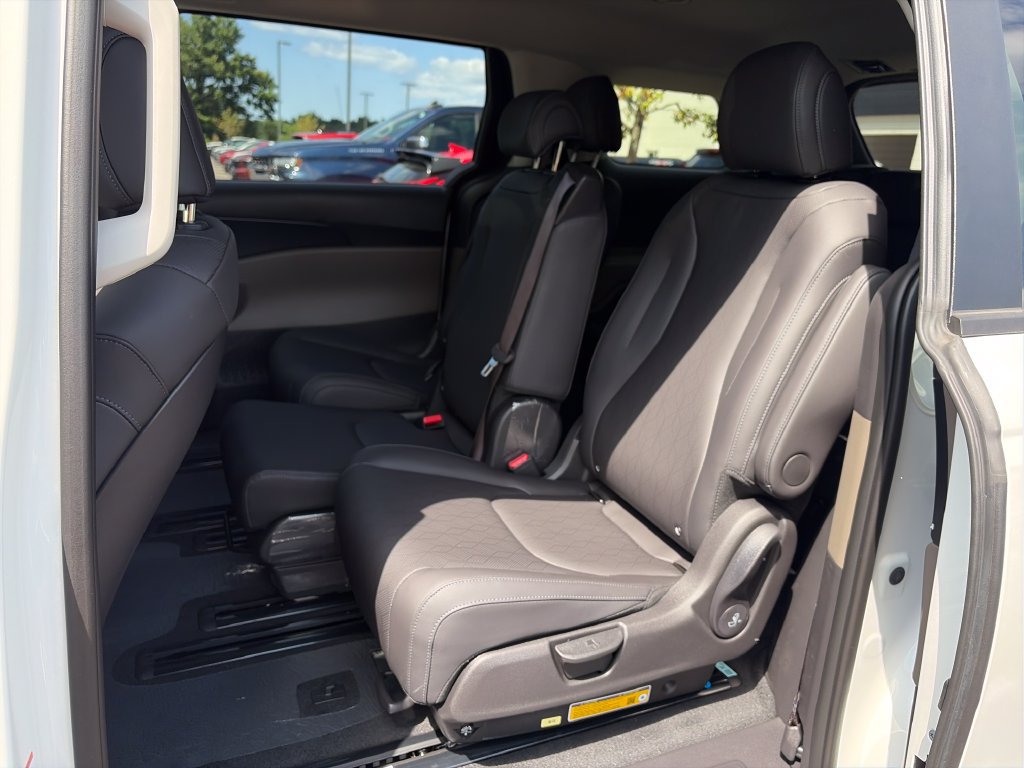 New 2027 Kia Carnival FWD image 24