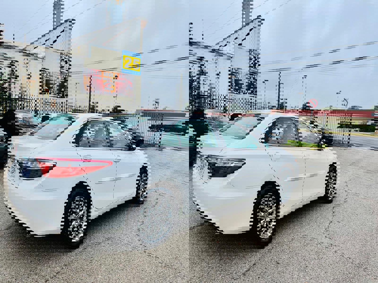 Used 2015 Toyota Camry XLE w/ Moonroof Package image 5