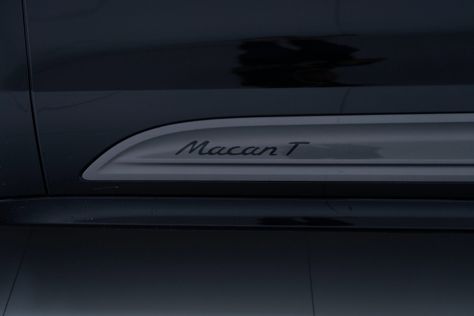 New 2025 Porsche Macan Turbo image 13