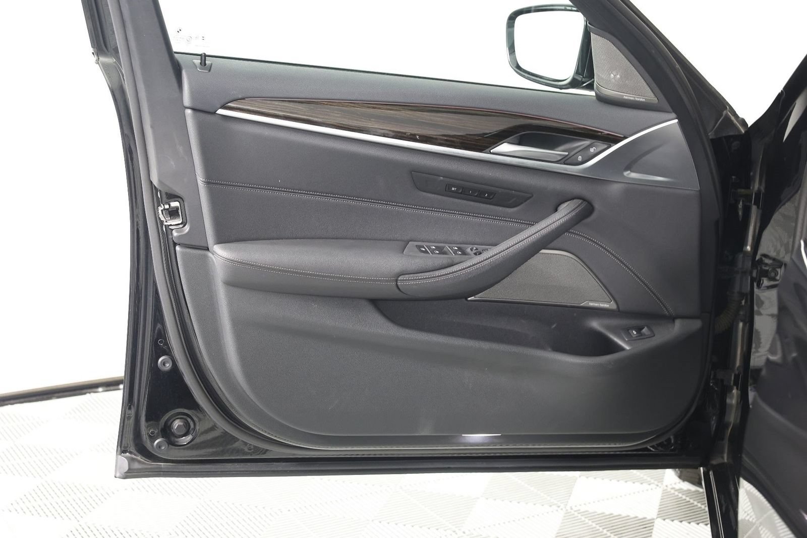 Used 2023 BMW 540i w/ Premium Package RWD image 17