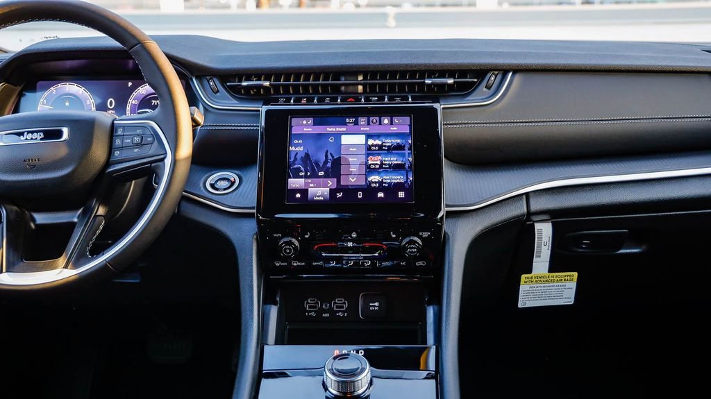 New 2025 Jeep Grand Cherokee Altitude image 14