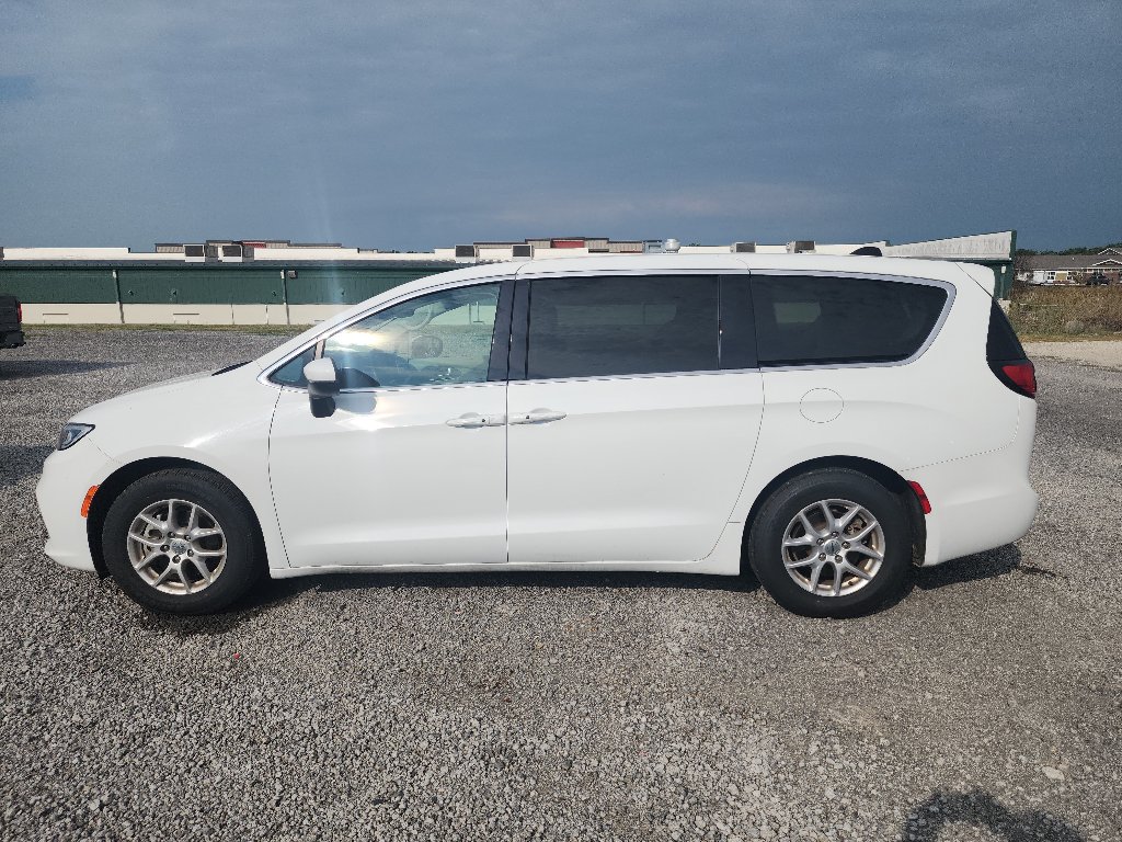 Used 2023 Chrysler Pacifica Touring-L FWD image 8