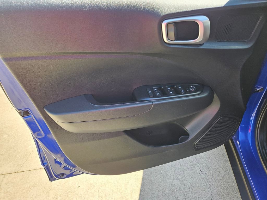 Used 2025 Hyundai Venue SEL image 14