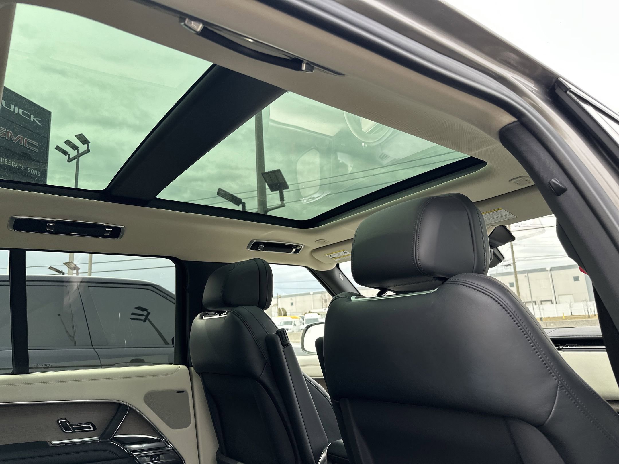 Used 2023 Land Rover Range Rover SE image 16