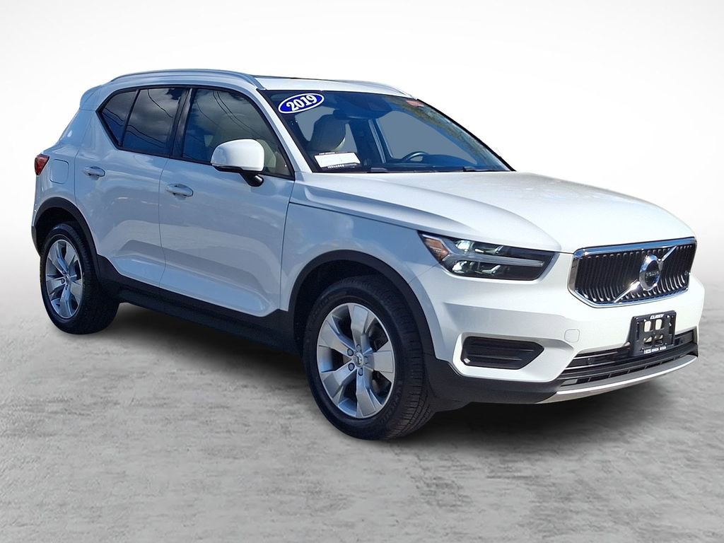 Used 2019 Volvo XC40 T5 Momentum image 3