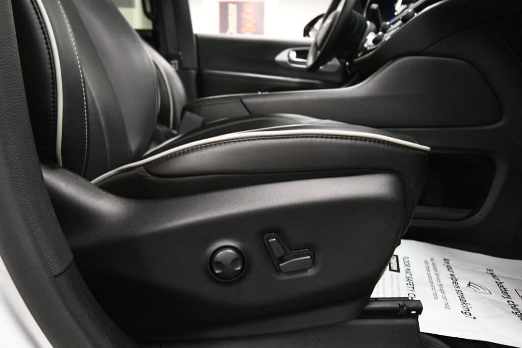 Used 2025 Chrysler Pacifica Limited FWD image 30