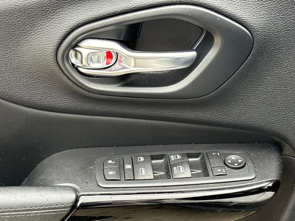 Used 2020 Jeep Cherokee Latitude Plus image 16