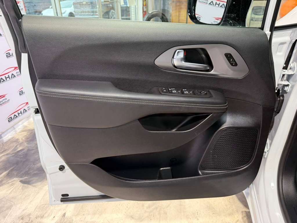 Used 2025 Chrysler Pacifica Select image 30