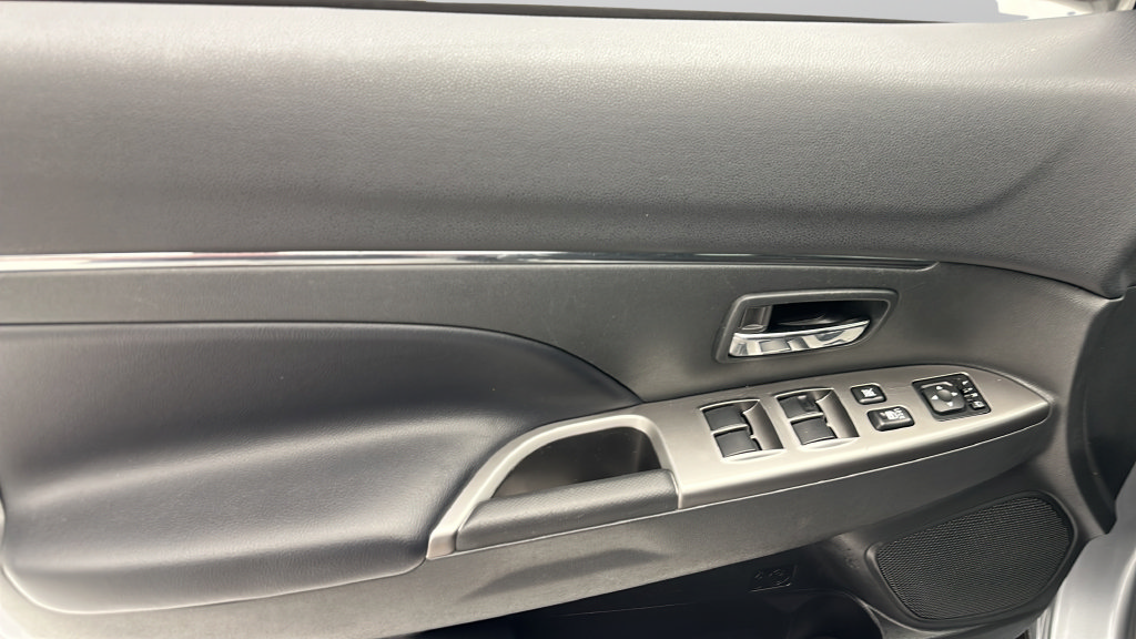 Used 2025 Mitsubishi Outlander Sport SE AWD/4WD image 13