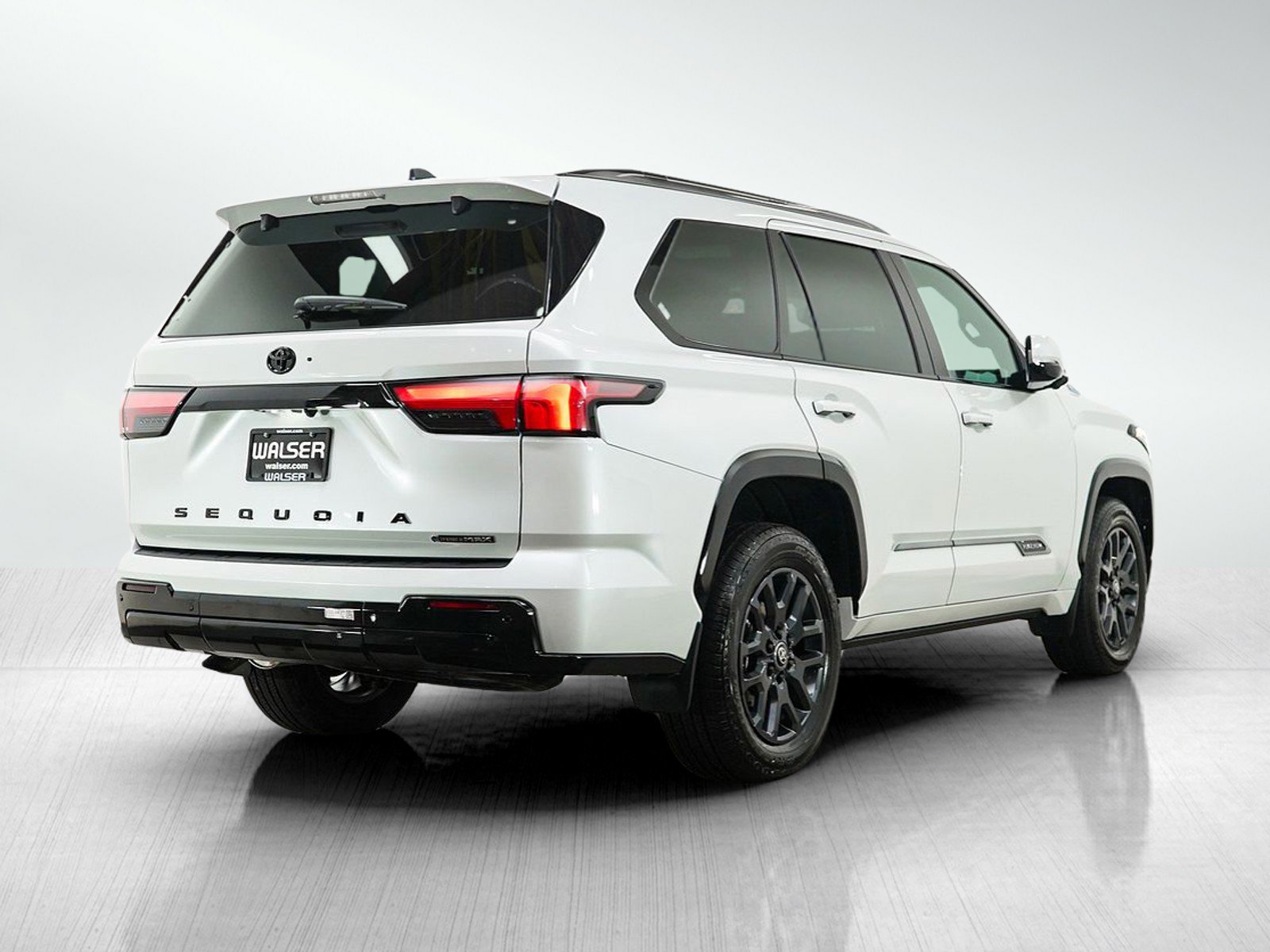 Used 2025 Toyota Sequoia Platinum AWD/4WD image 5