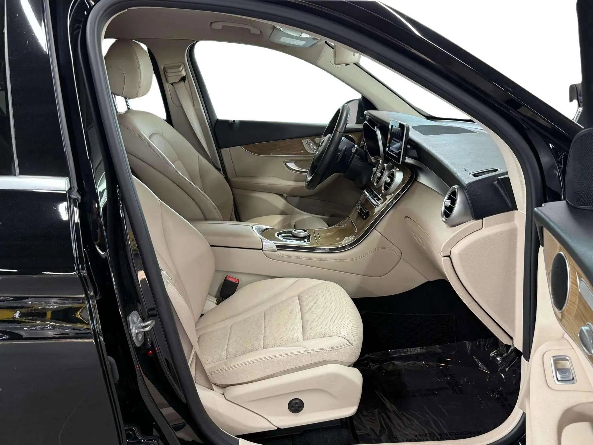 Used 2018 Mercedes-Benz GLC 300 w/ Premium Package image 12