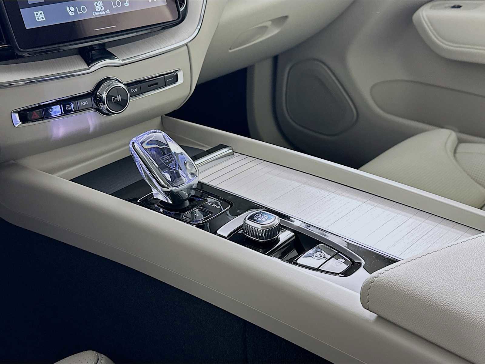 New 2026 Volvo XC60 B5 Ultra w/ Climate Package PRO image 16