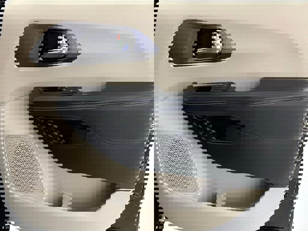 Used 2023 Chrysler Pacifica Touring-L image 43